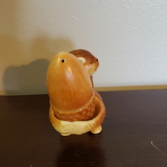 Vintage Artmark Squirrel Holding An Acorn Salt & Pepper Shakers - Picture 2 of 8